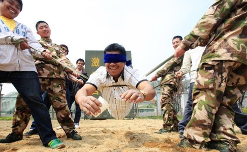 官兵参加拓展器材训练