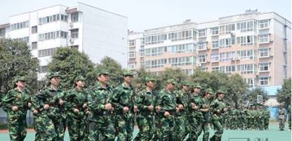 老师参加拓展设施训练场景